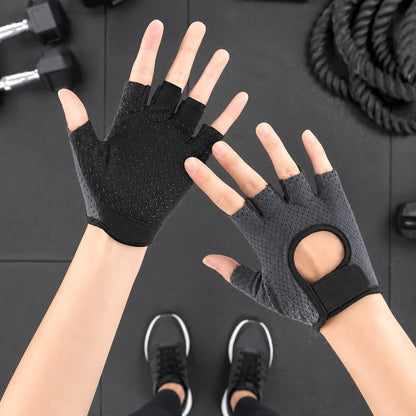 Gant musculation porté par une personne pendant un entraînement