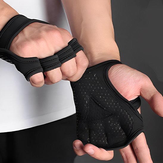Gant musculation une personne montrant l'ajustement de la paire 