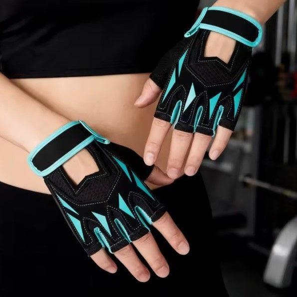 Gant pour musculation une personne montrant la paire au gym