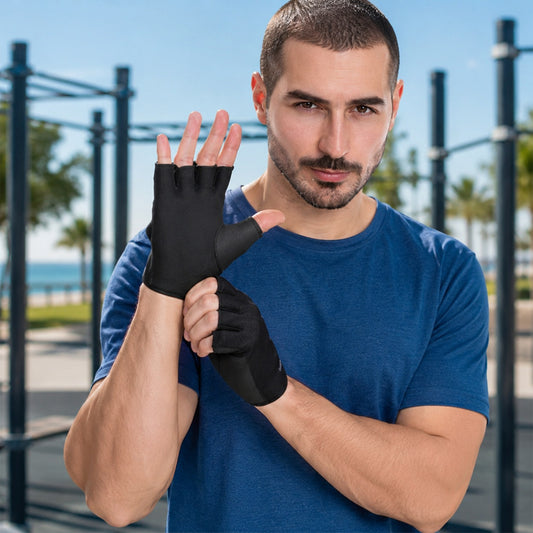 Gants pour la musculation une personne montrant la paire 