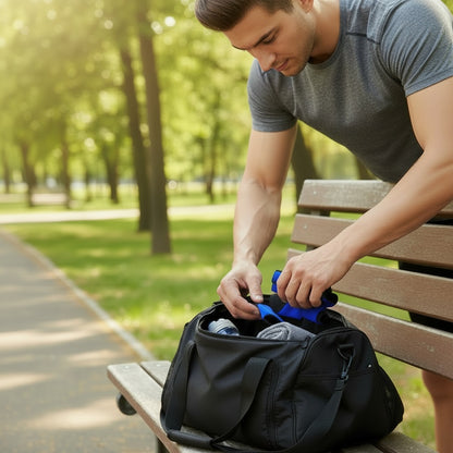 Gants pour la musculation une personne rangeant la paire dans un sac de gym