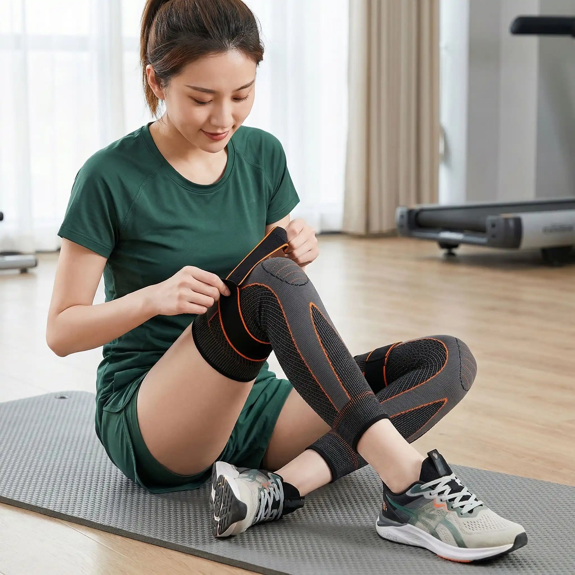 Genouillère sport une personne ajustant la pièce sur la jambe
