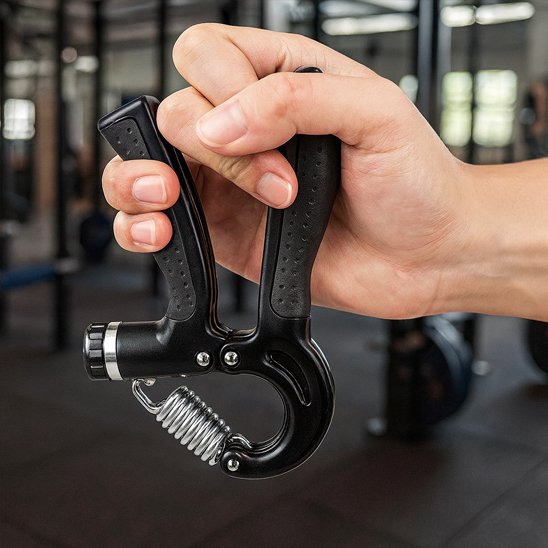 Hand grip une personne montrant l'outil de renforcement vers le bas