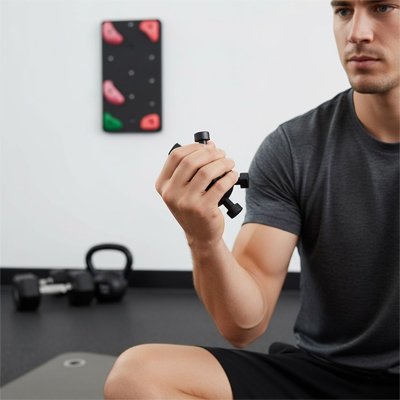 Hand grip une personne pressant sur les boutons de pression