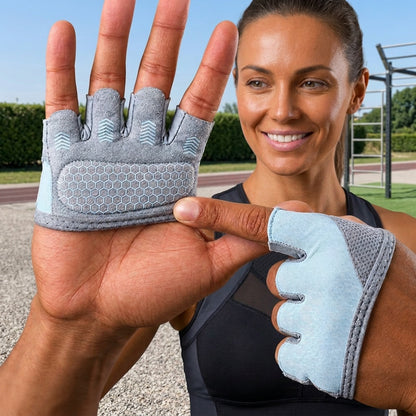 Mitaine musculation portée aux mains d’une femme au sourire radieux montrant joyeusement la paire