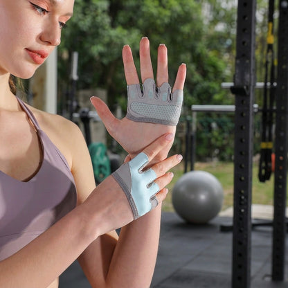 Mitaine musculation une femme portant la paire tout en montrant le côté paume et le côté dessus de ceux ci dans un environnement sportif extérieur