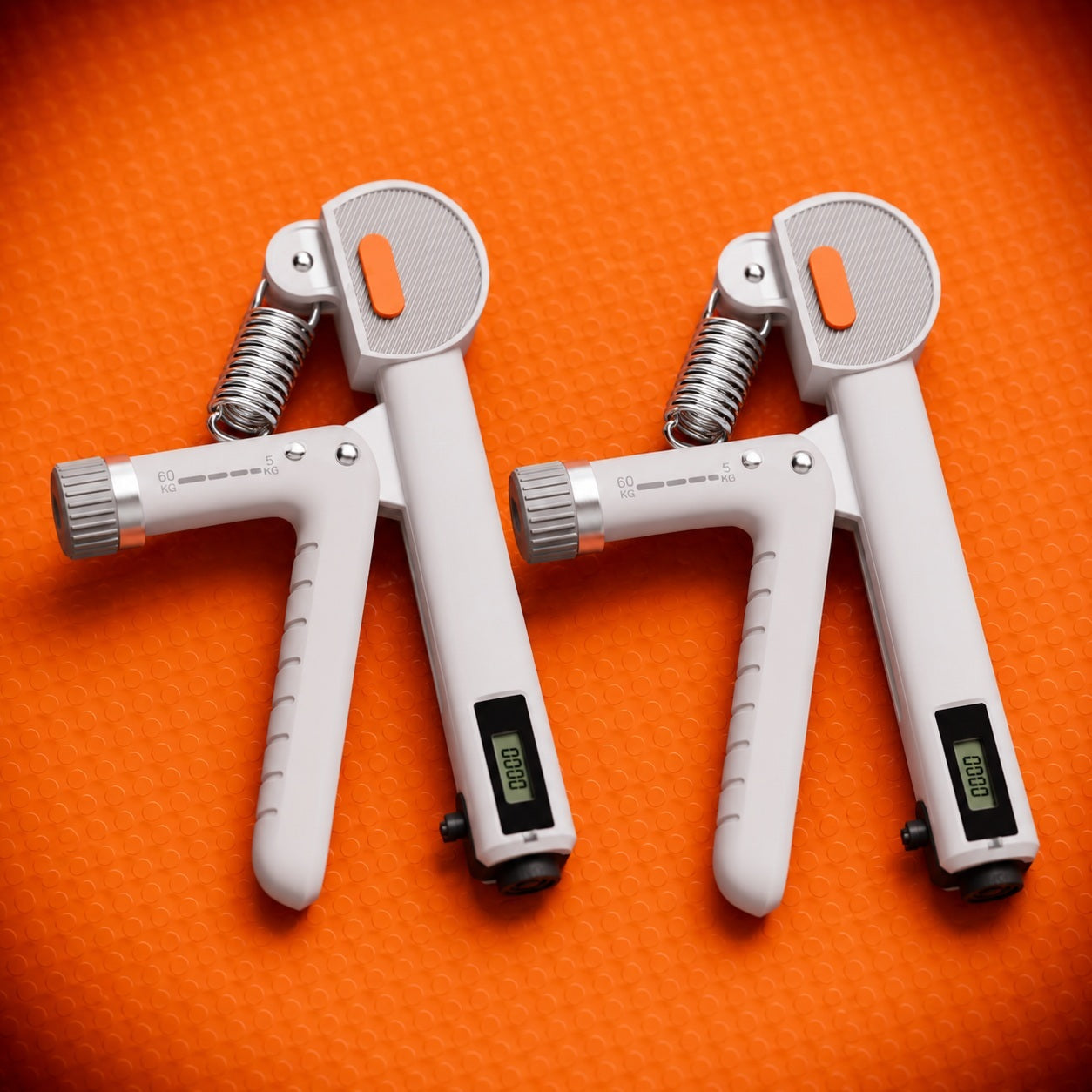 Pince de musculation sur tapis de musculation à couleur vive