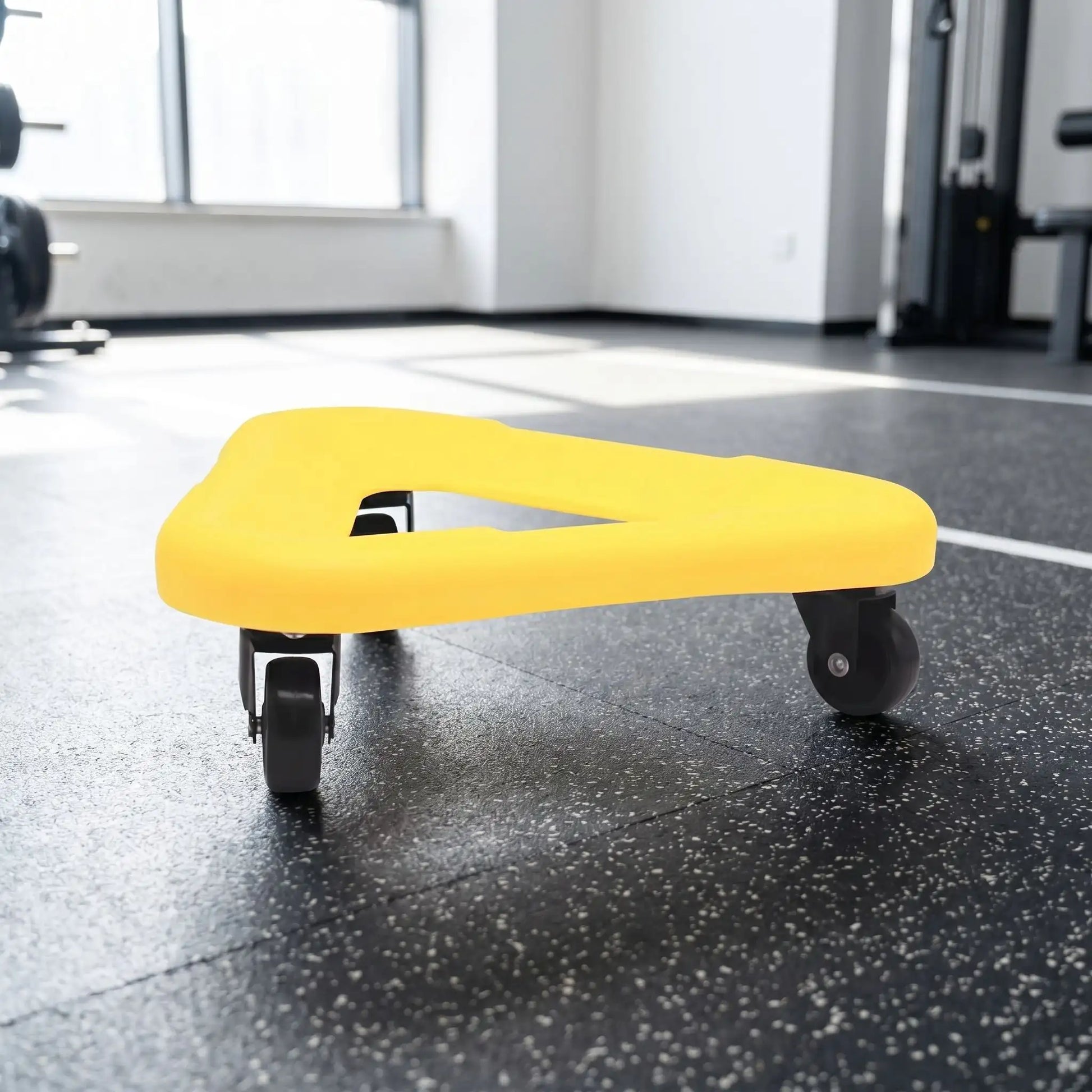 Roue abdo modèle de couleur jaune sur un tapis de gym