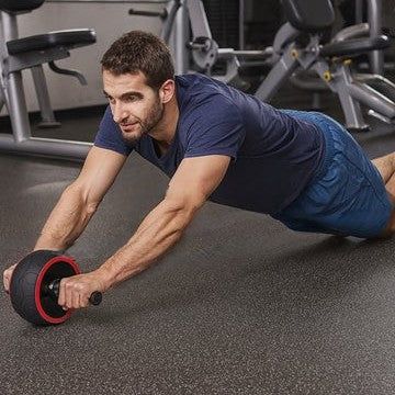 Roue abdominale une personne en salle utilisant le matériel de musculation