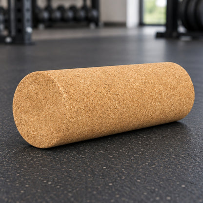 Rouleau de massage dos conception de liège naturel placé sur un sol de gym