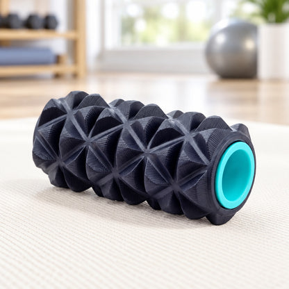 Rouleau de massage pied placé sur un tapis de sport dans un espace lumineux