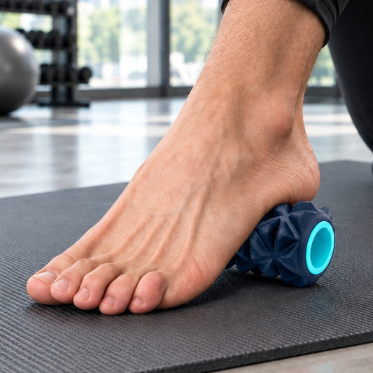 Rouleau de massage pied une personne roulant l'outil sous la voûte plantaire dans un gym