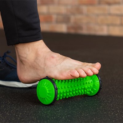 Rouleau de massage pied une personne utilisant l'accessoire
