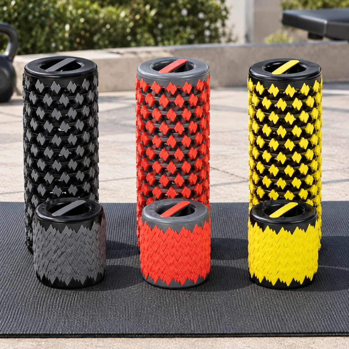 Rouleau de massage rétractable les trois modèle de couleurs sur un tapis de sport dans un espace extérieur