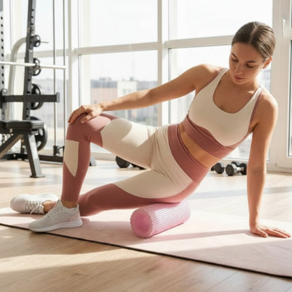 Rouleau de massage une personne utilisant le produit lors d'une séance d'entraînement physique dans un studio fitness fenêtré