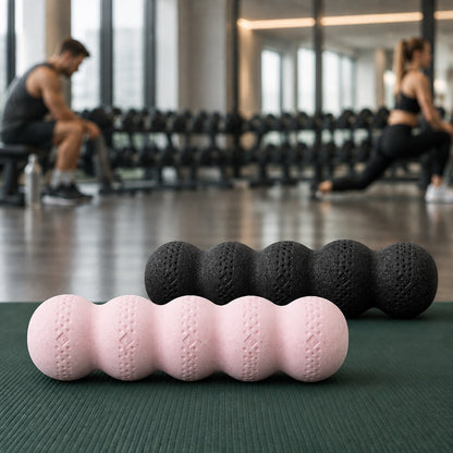 Rouleau massage les deux modèles de couleurs placé sur un tapis sport dans un gym occupé