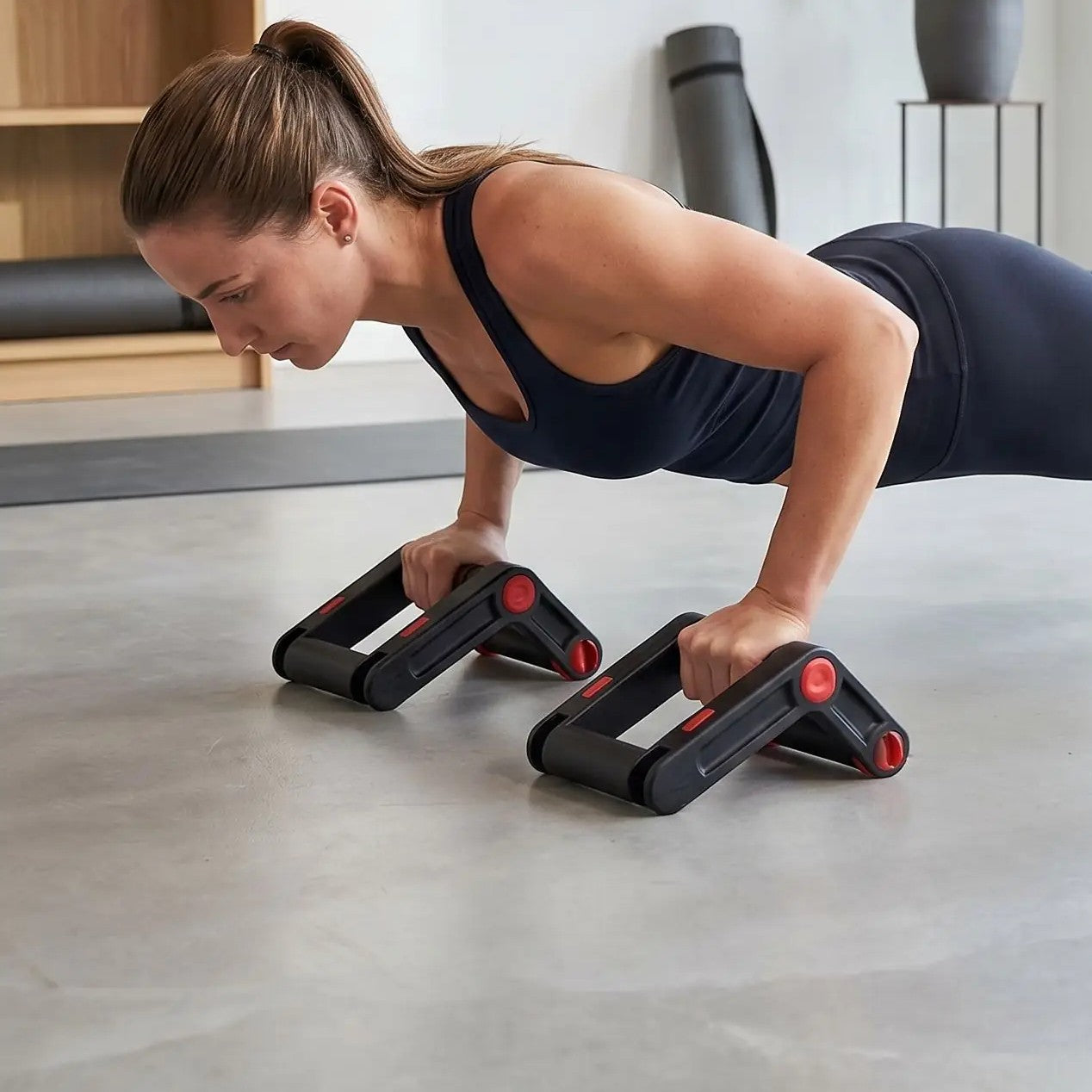 Roulette abdo une personne utilisant l'outil concentré en équilibre dans une pièce fitness