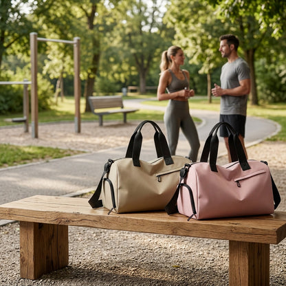Sac de sport deux modèles de couleurs déposé sur un banc en bois dans un parc face à une zone d'entraînement montrant deux personnes discutant ensemble
