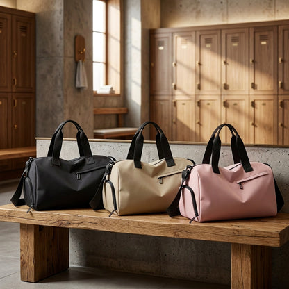 Sac de sport trois modèles de couleurs déposé sur un banc placé dans un vestiaire de gym luxueux contenant de beaux casiers en bois