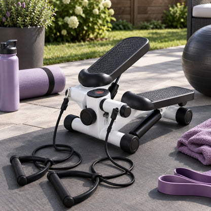 Stepper modèle de couleur blanc placé sur une cour avec un jardin et quelques accessoires de gym