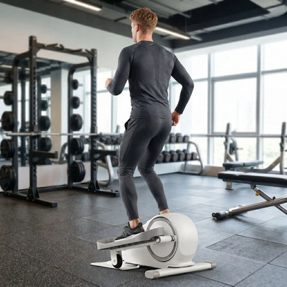 Stepper up une personne utilisant l'appareil dans un espace d'entraînement