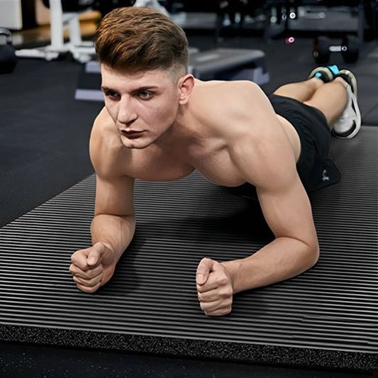 Tapis de gym épais un homme fait la planche au gym