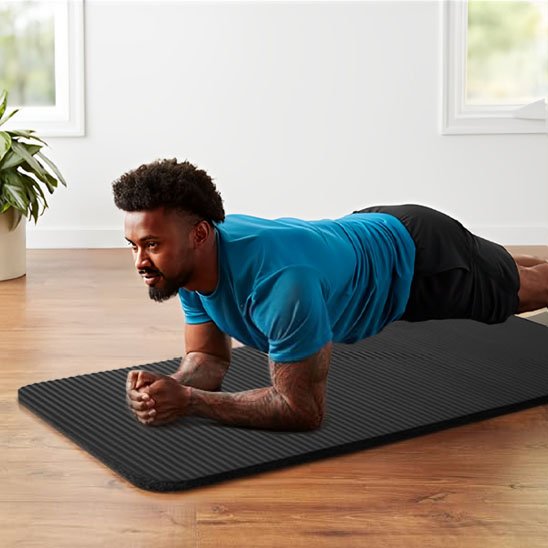 Tapis de gym épais un homme fait l'exercice de planche