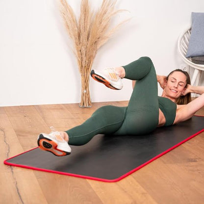Tapis de gym une femme pratique les abdos