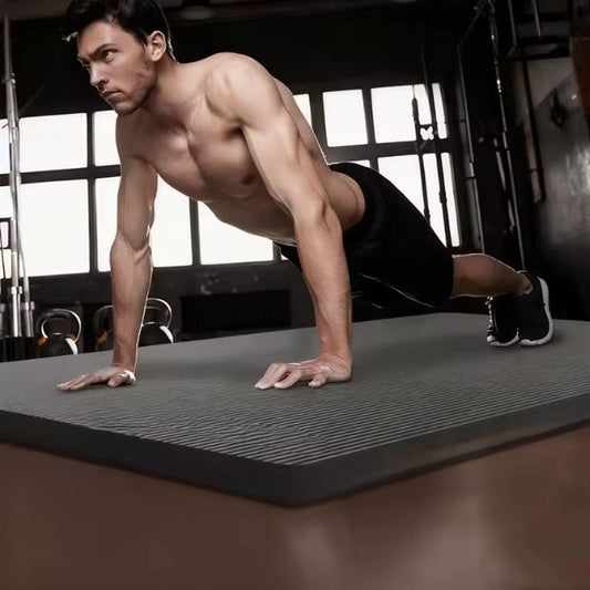 Tapis de gym une personne faisant des push ups à la salle sport