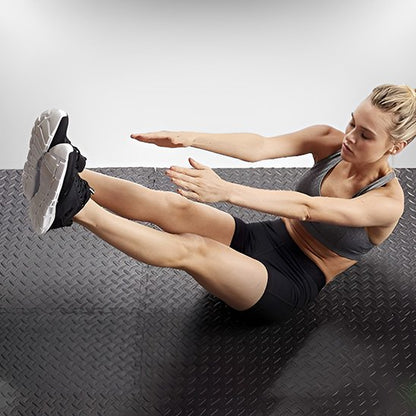 Tapis de sport une femme fait des exercices