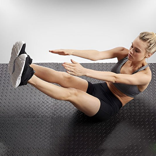 Tapis de sport une femme fait des exercices