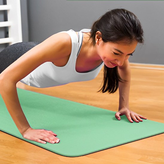 Tapis de sport une femme fait des push up