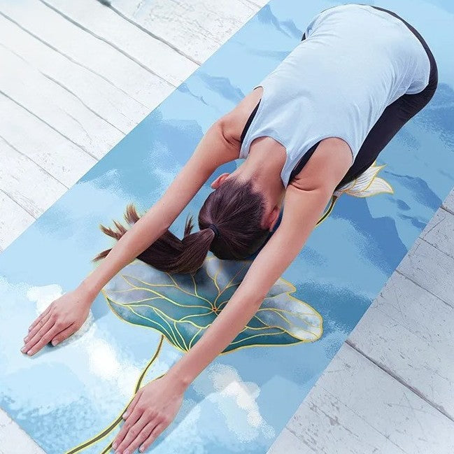 Tapis de yoga pour voyage une personne en posture de l'enfant