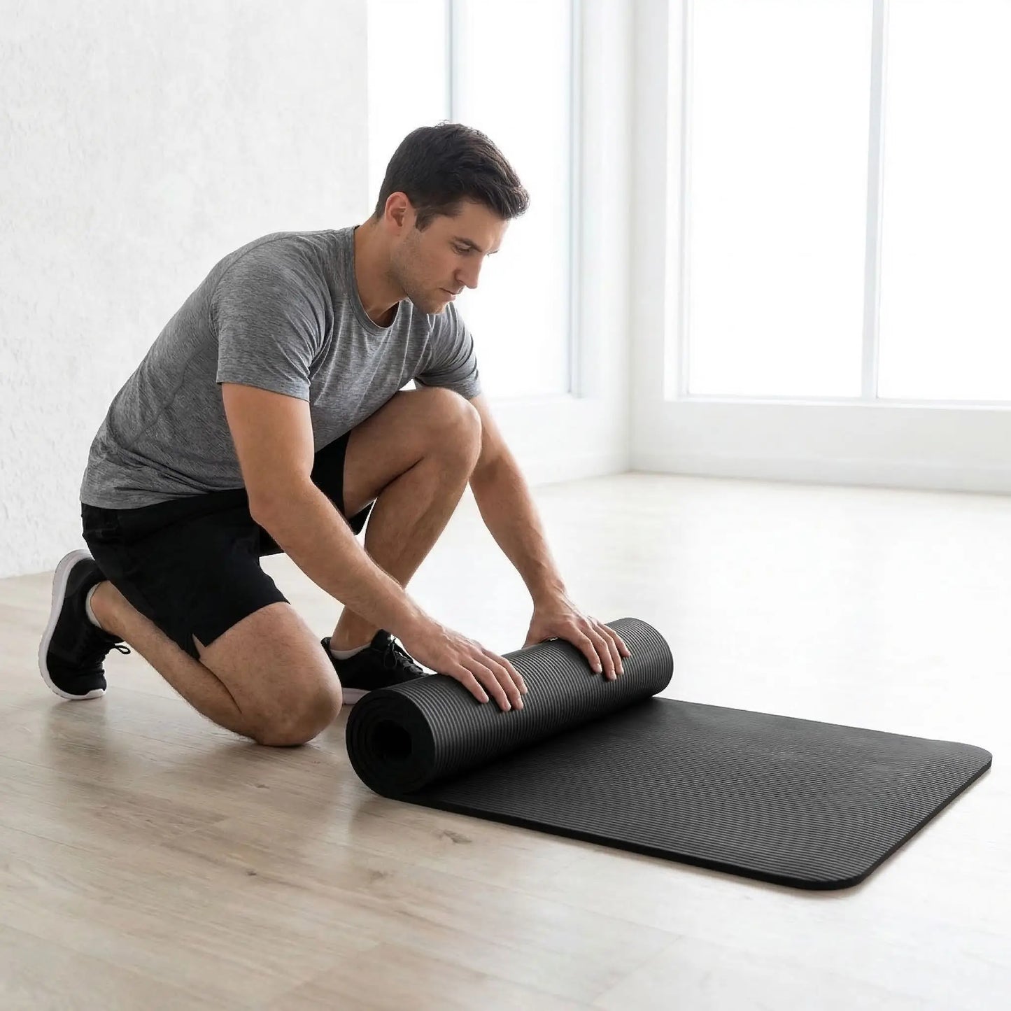 Tapis de yoga une personne au studio roulant le tapis