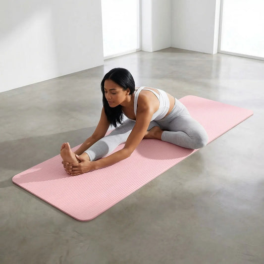Tapis de yoga une personne étirant avec flexibilité la jambe
