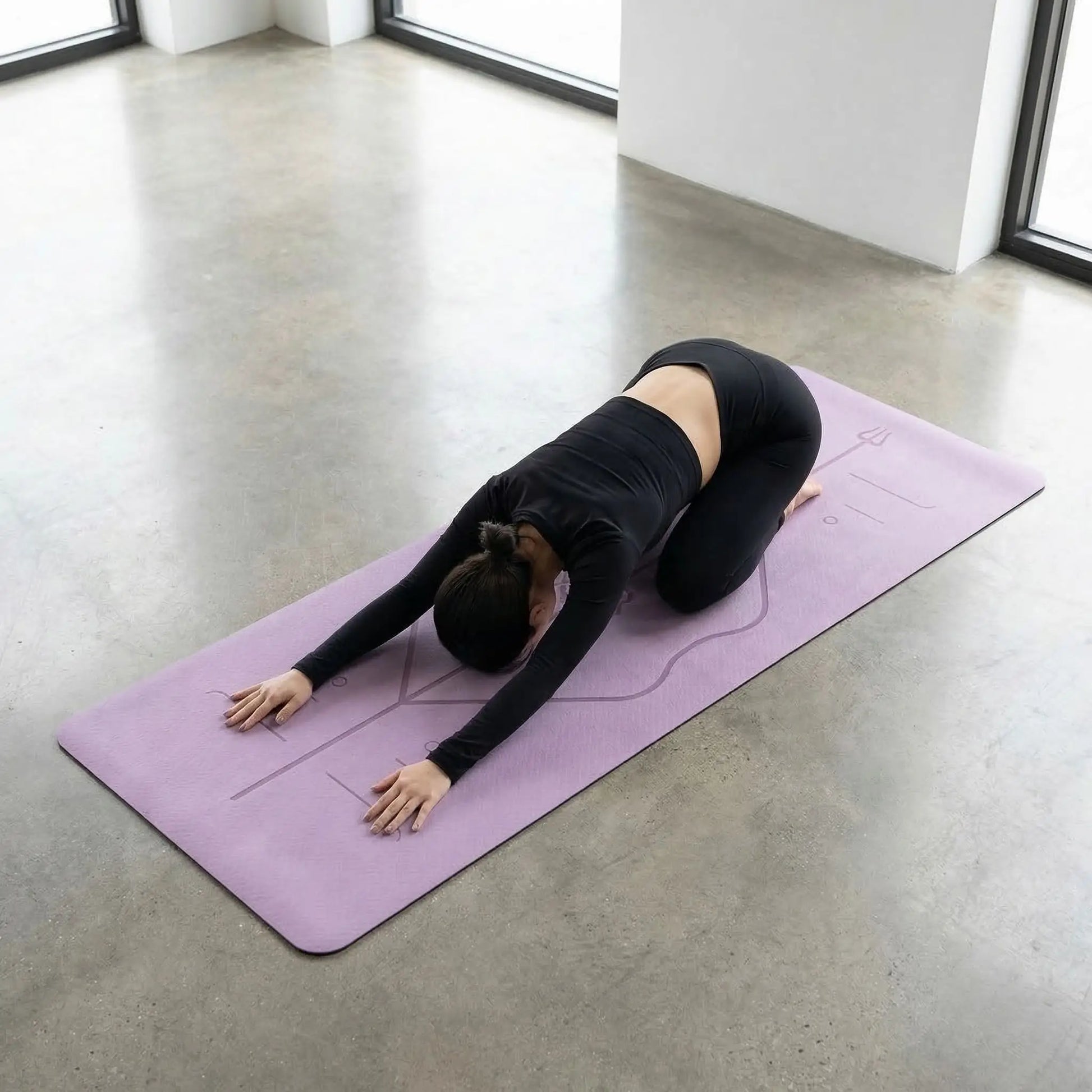 Tapis de yoga une personne se tenant en posture de yoga

