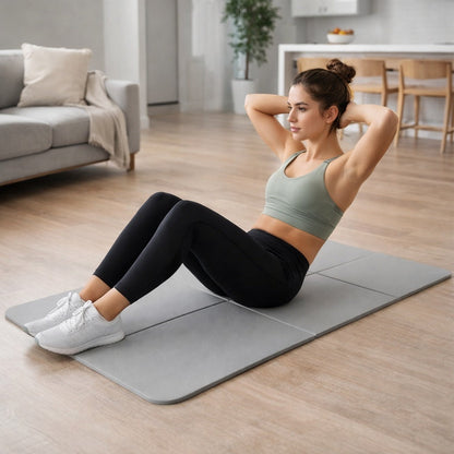 Tapis gym une femme fait des redressements assis dans le salon à air ouvert