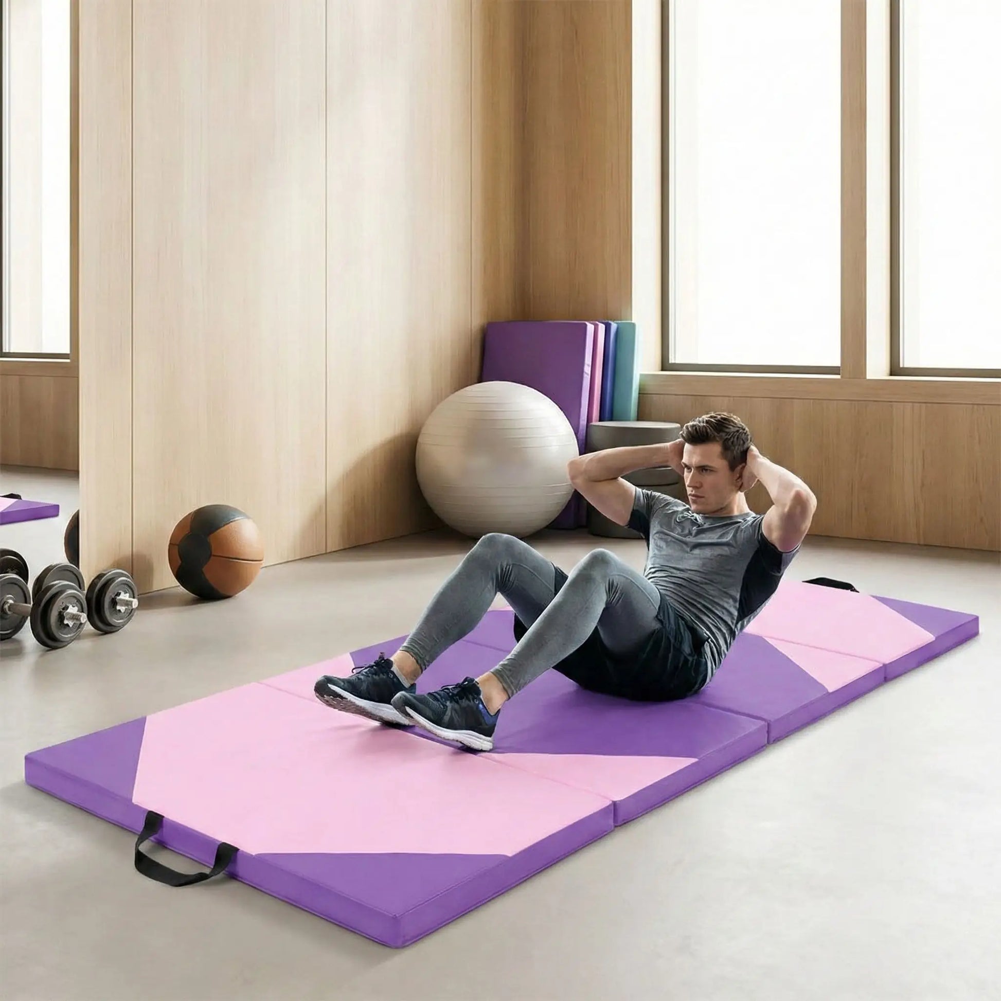 Tapis pour gym un homme fait des abdos