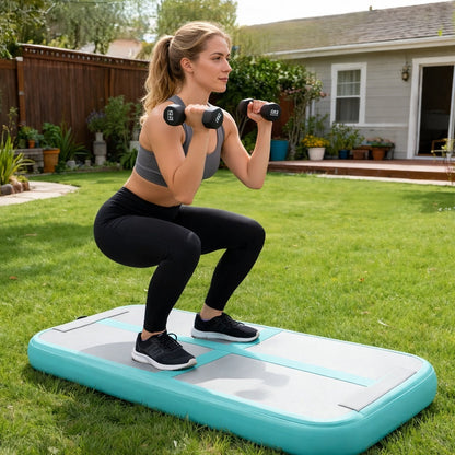 Tapis pour sport gonflable une femme fait exercice squat