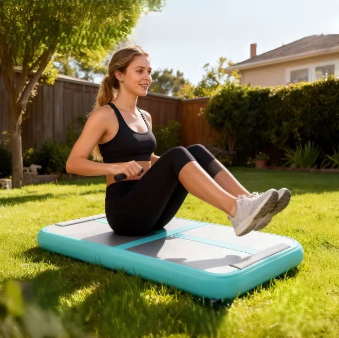 Tapis pour sport gonflable une femme s'entraîne à l'extérieur