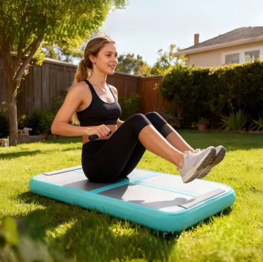 Tapis pour sport gonflable une femme s'entraîne à l'extérieur
