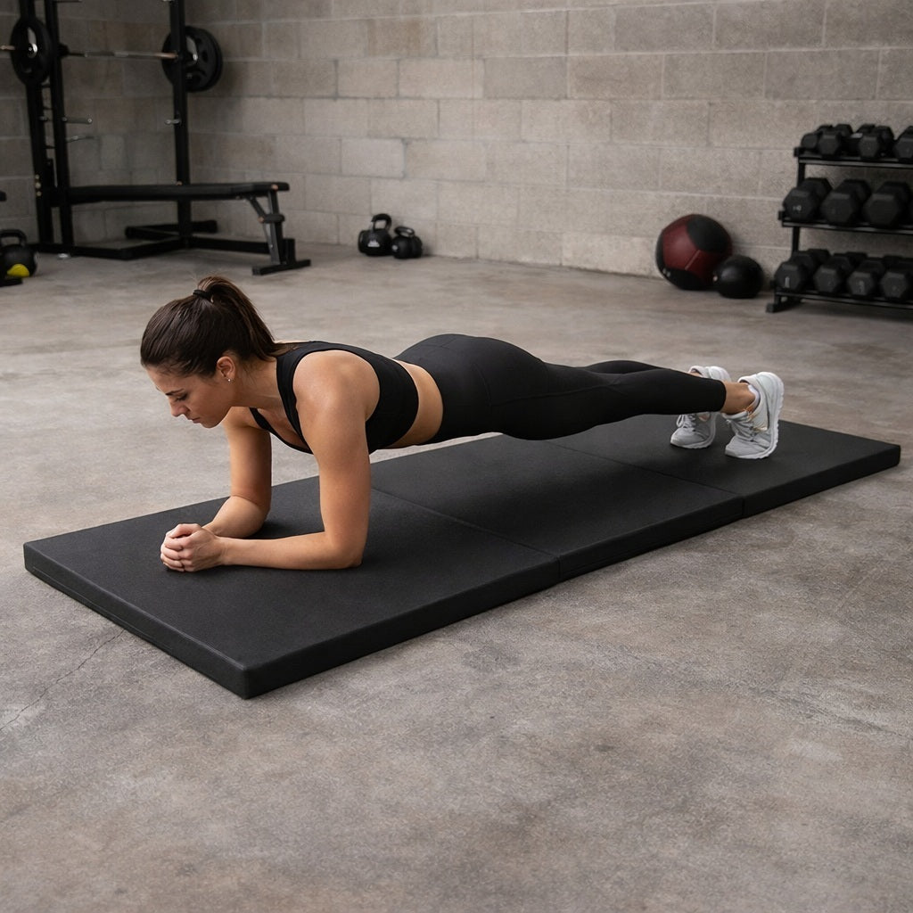 Tapis sport une femme fait une séance d'exercice de la planche