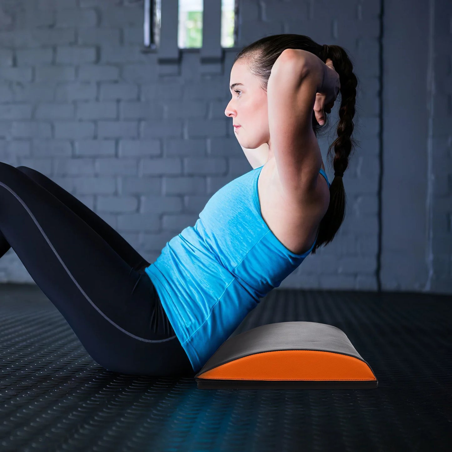 Tapis sport une femme s'entraîne les abdos à la salle de gym