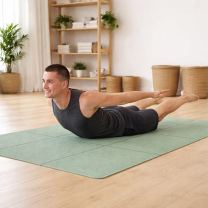Yoga tapis une personne faisant la posture de la sauterelle